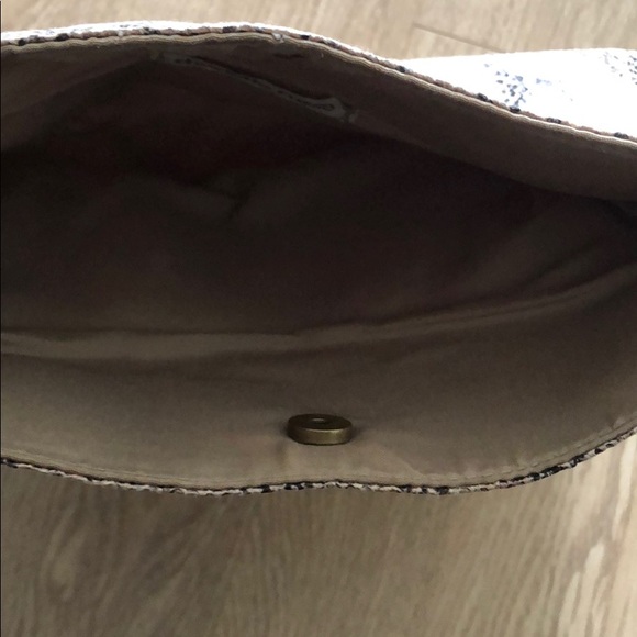 Snake print fold over clutch - Picture 5 of 6